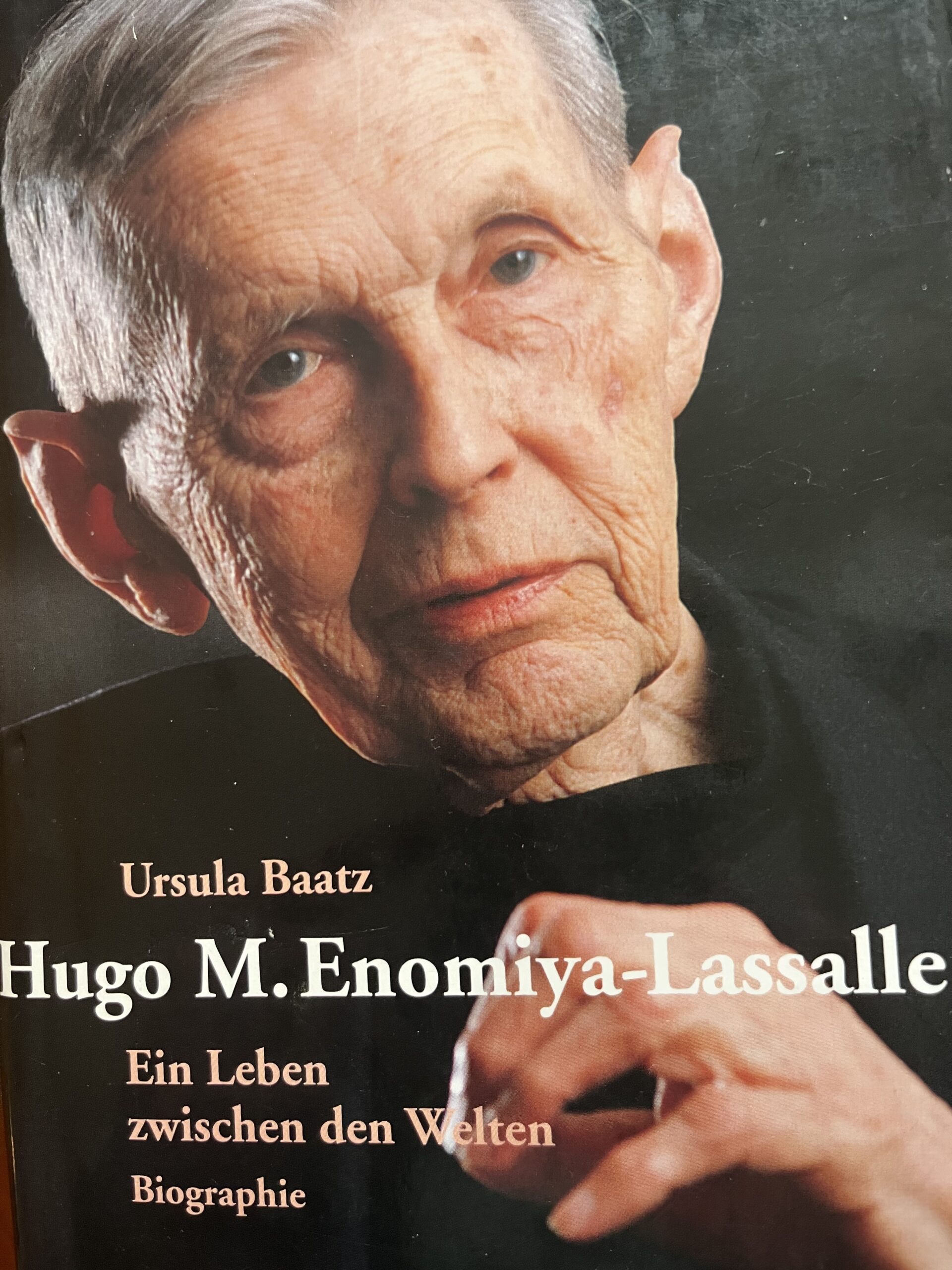Book cover of Ursula Baatz' "Hugo M. Enomiya-Lassalle: Ein Leben zwischen den Welten"